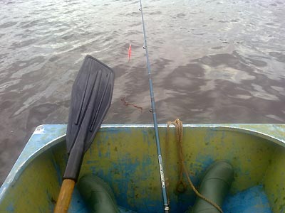 Рыбачу с лодки