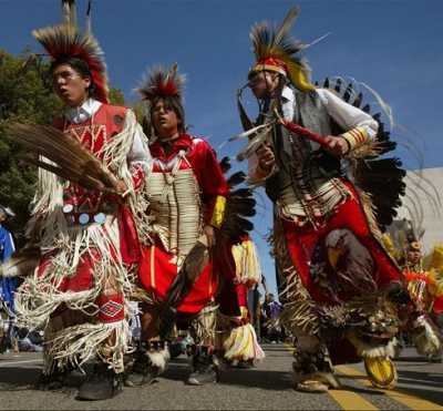 Индейцы оглала танцуют перед туристами
